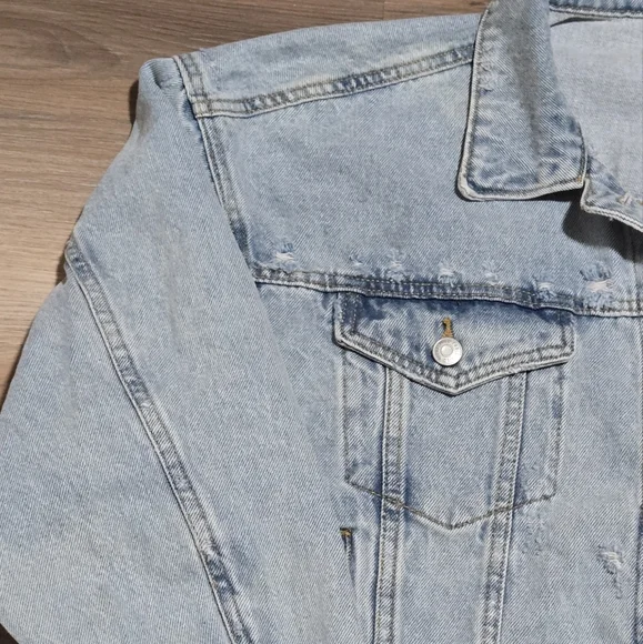 NWT Wild Fable Oversized Distressed Classic Denim Jacket Size L - Picture 3 of 11